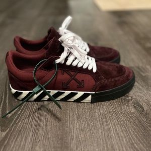 Off-White - Vulcanized Low-Top Sneakers (c)